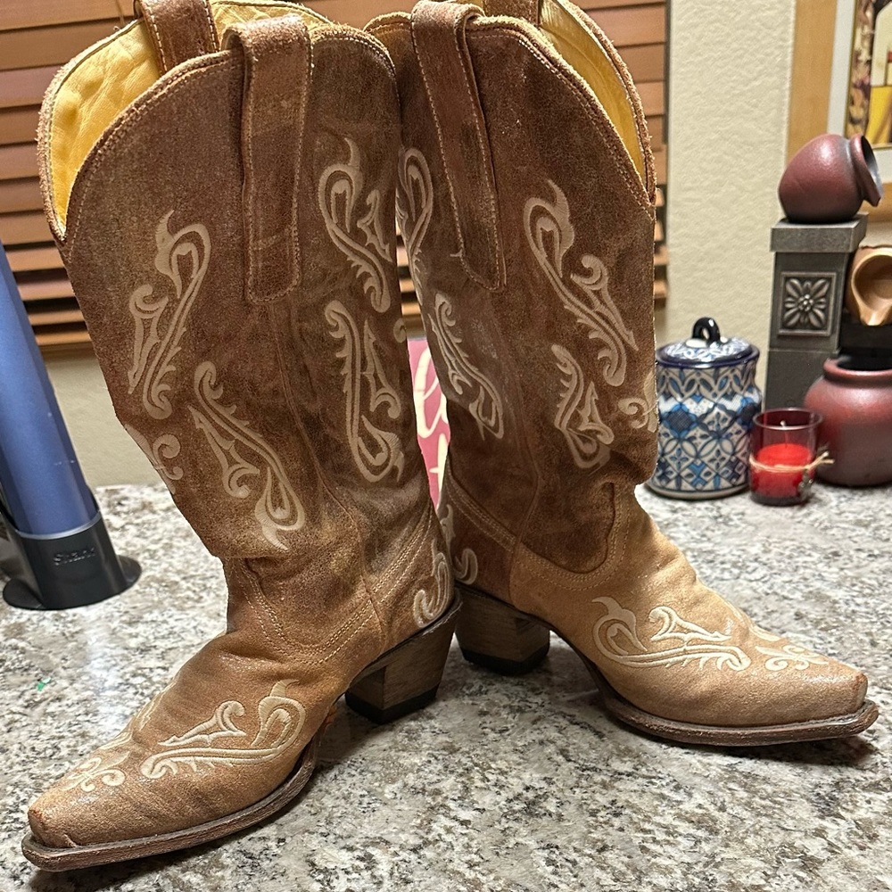 Womens 2 inch tan white embroidered Corral boots, excel condition no rips tears